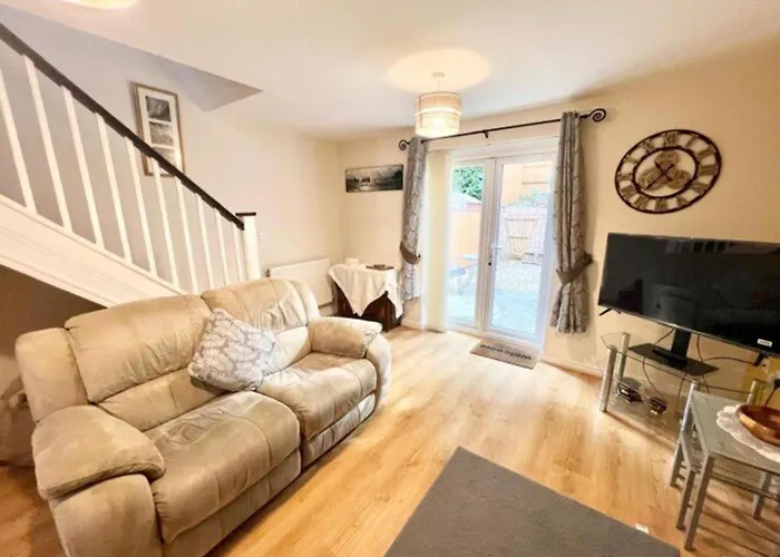 Quiet 2Bedroom Home-Garden-Parking-Family Friendly